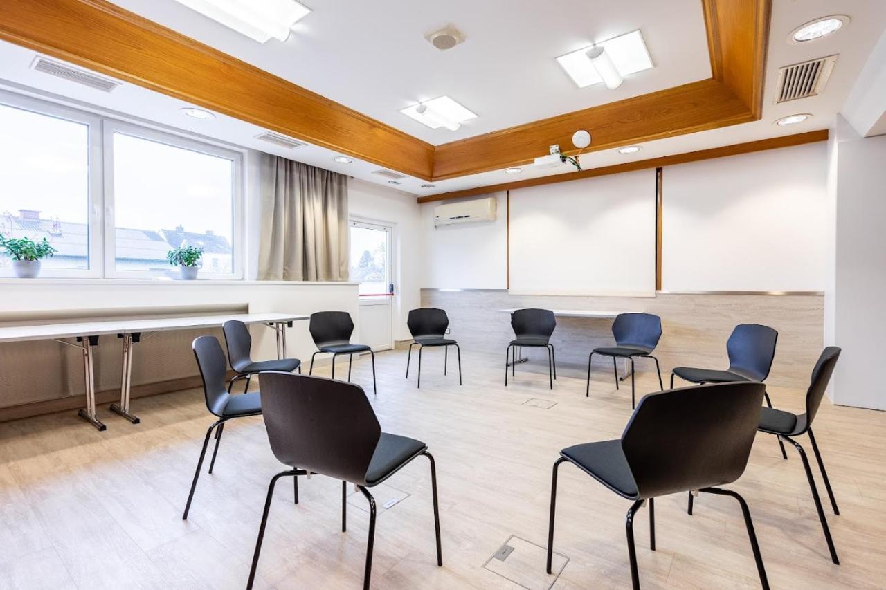 Das Reinisch Hotel - Near Vienna Airport シュベッヒャート エクステリア 写真